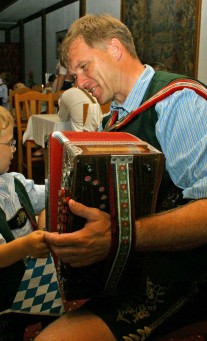 Harmonika-Talent gefunden – unser Sohn Simon